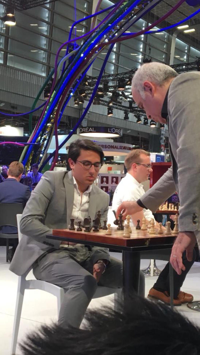 Arthur Benchetrit concentré sur une partie d'échecs face à Garry Kasparov à VivaTech