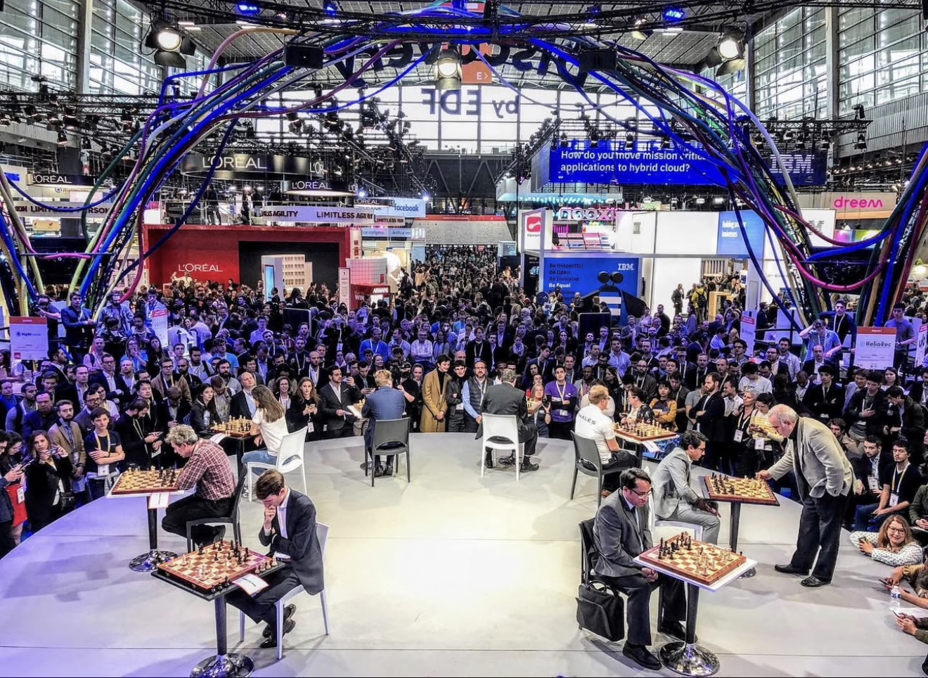 Session d'échecs géante animée par Garry Kasparov sur la scène de VivaTech